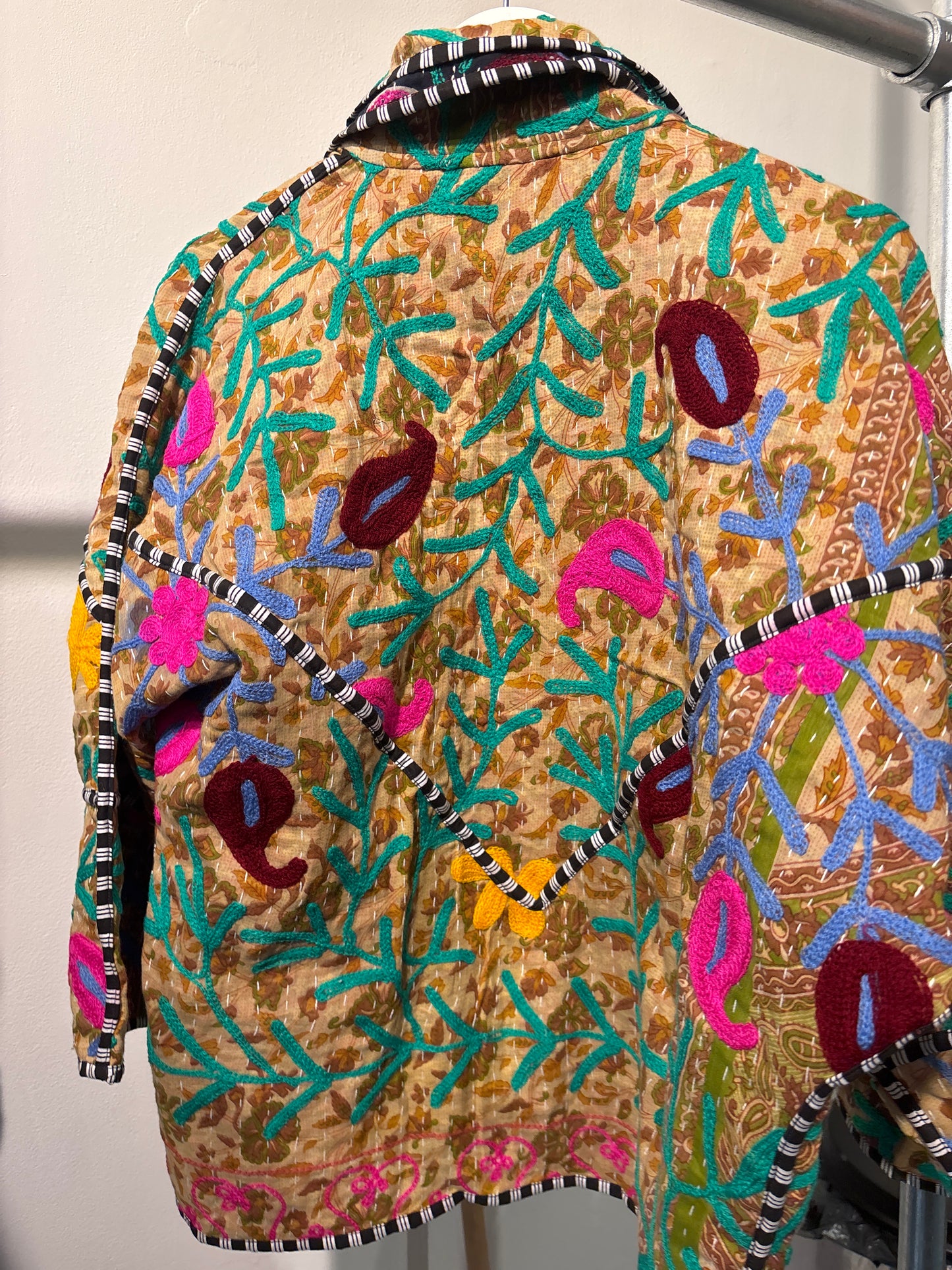 Kantha suzani jas kort, 2 kanten