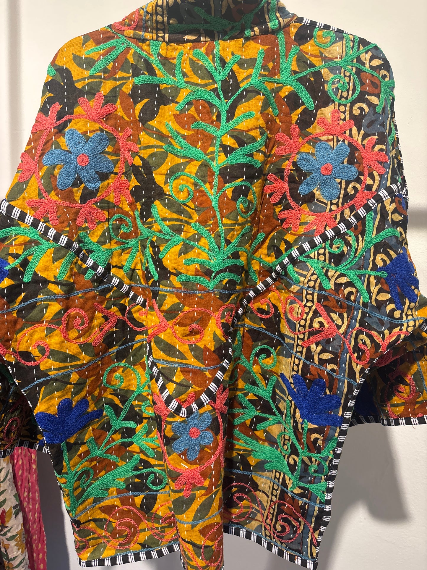 Kantha suzani jas kort, 2 kanten