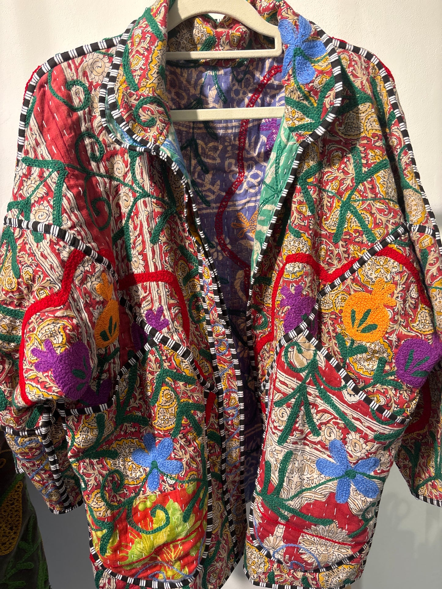 Kantha suzani jas kort, 2 kanten