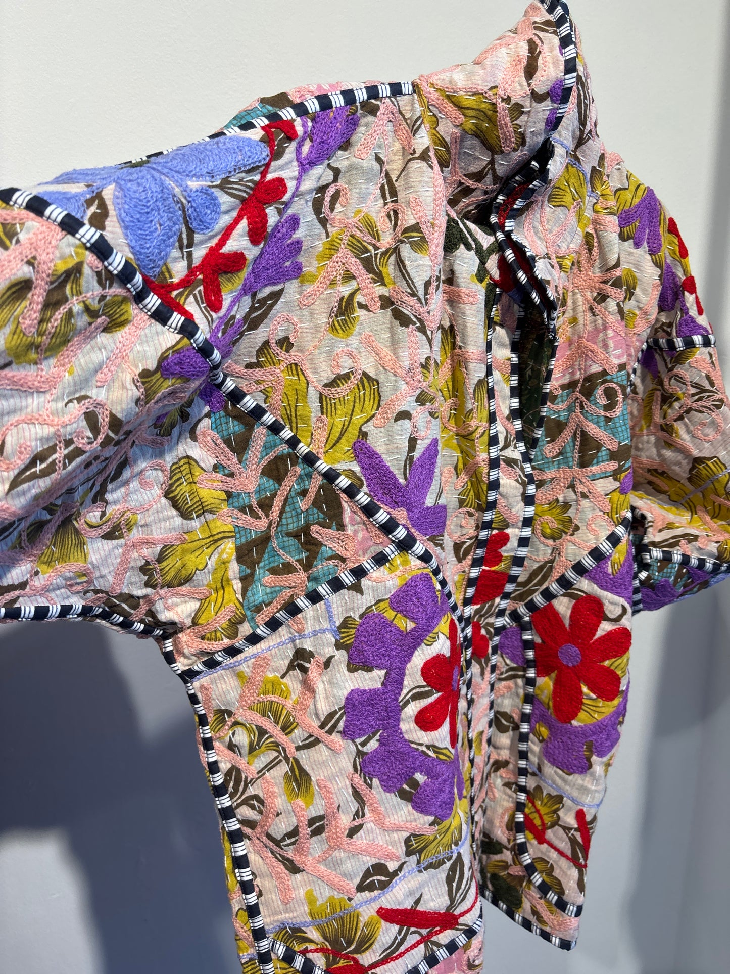 Kantha suzani jas kort, 2 kanten