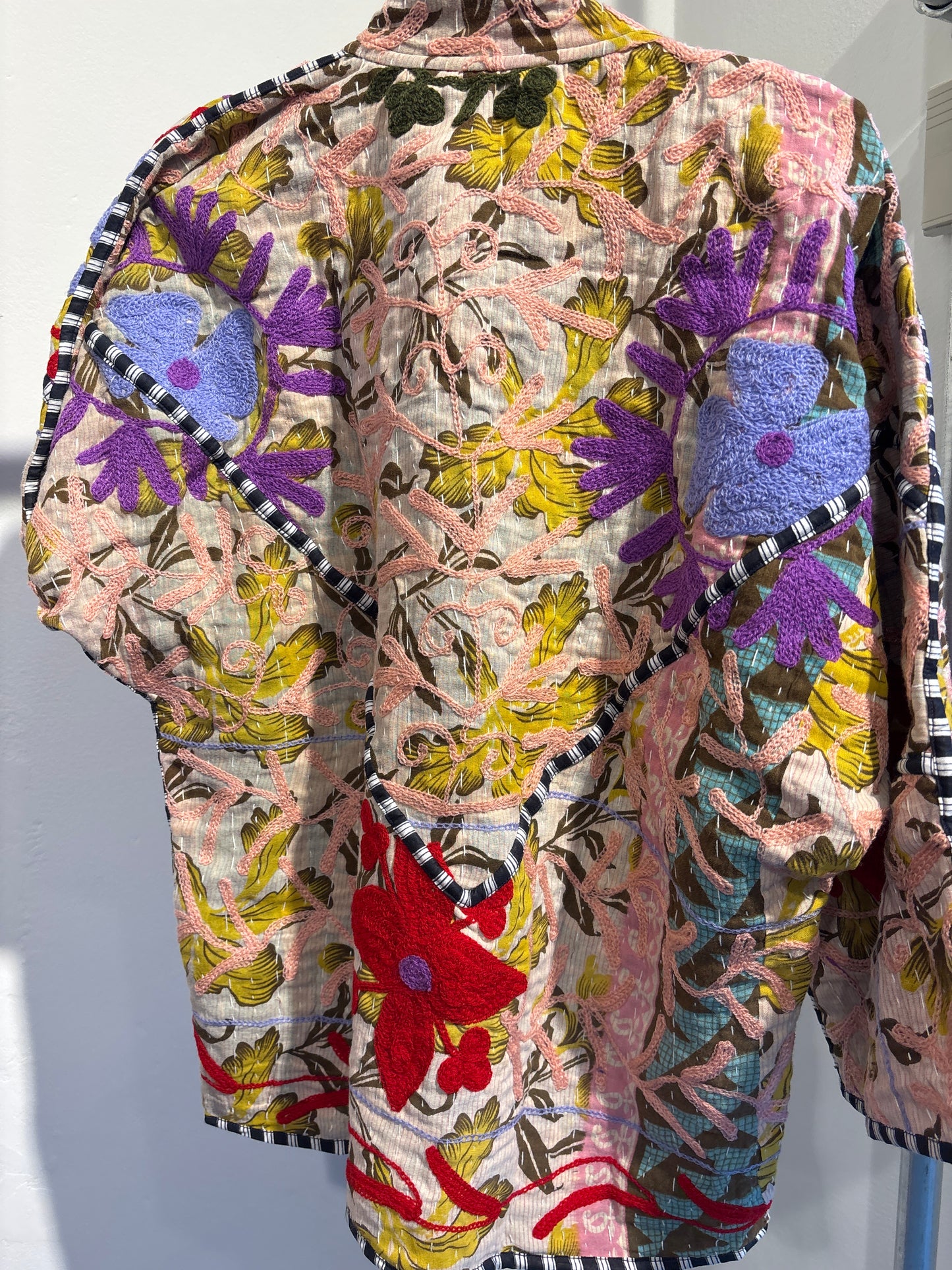 Kantha suzani jas kort, 2 kanten