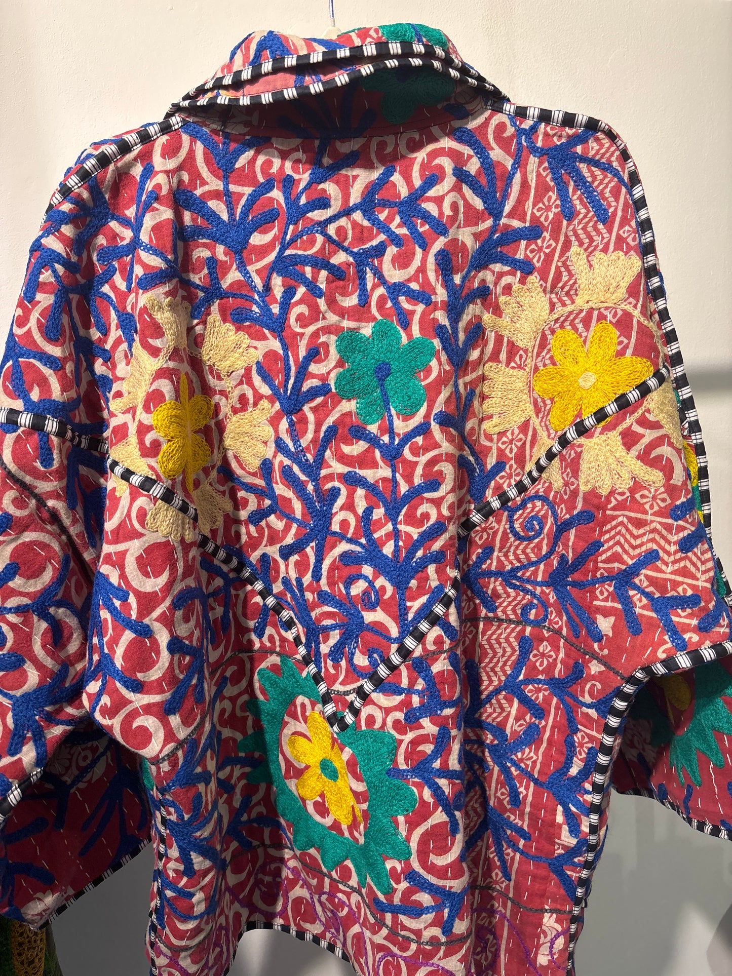 Kantha suzani jas kort, 2 kanten