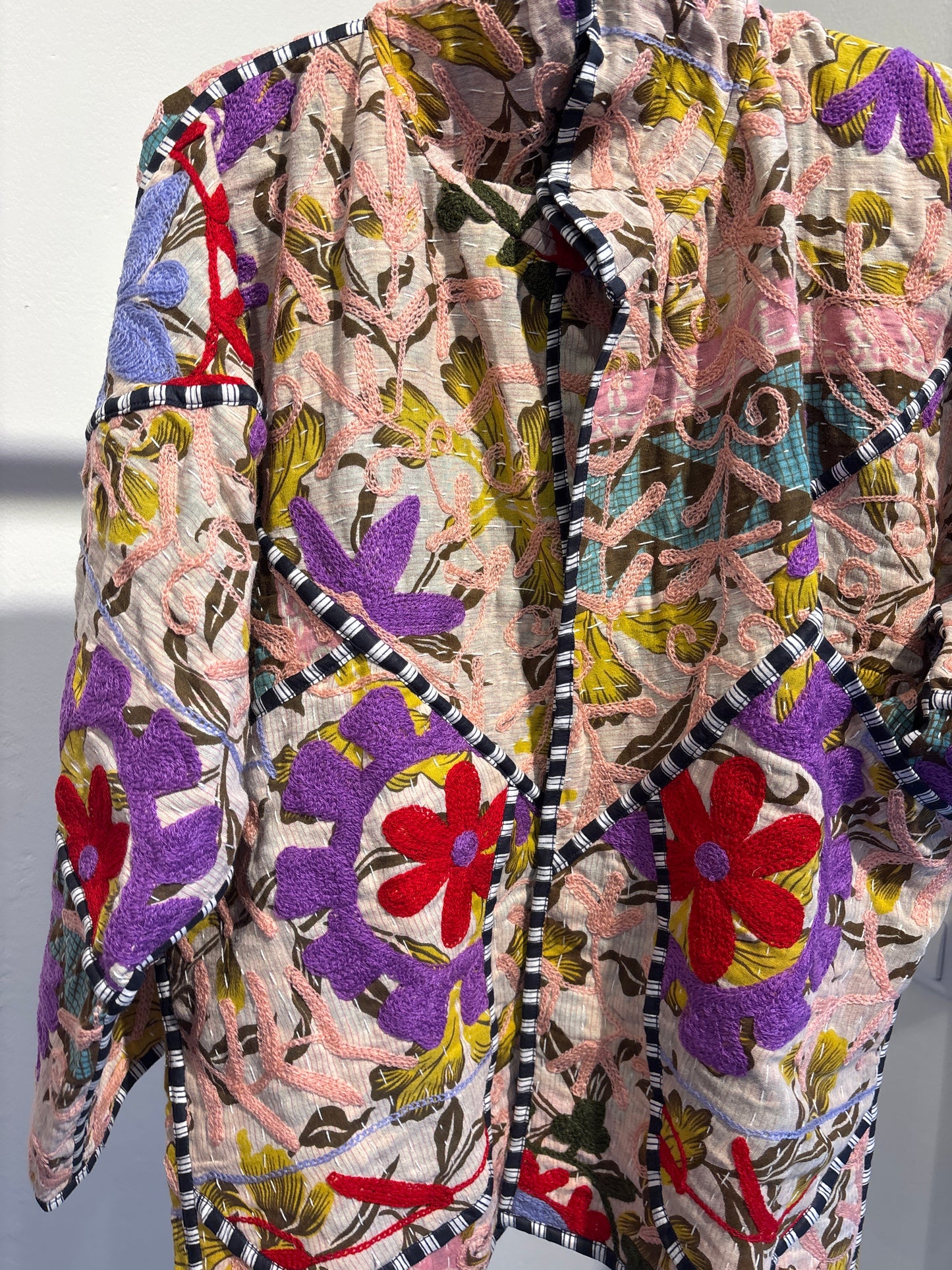 Kantha suzani jas kort, 2 kanten